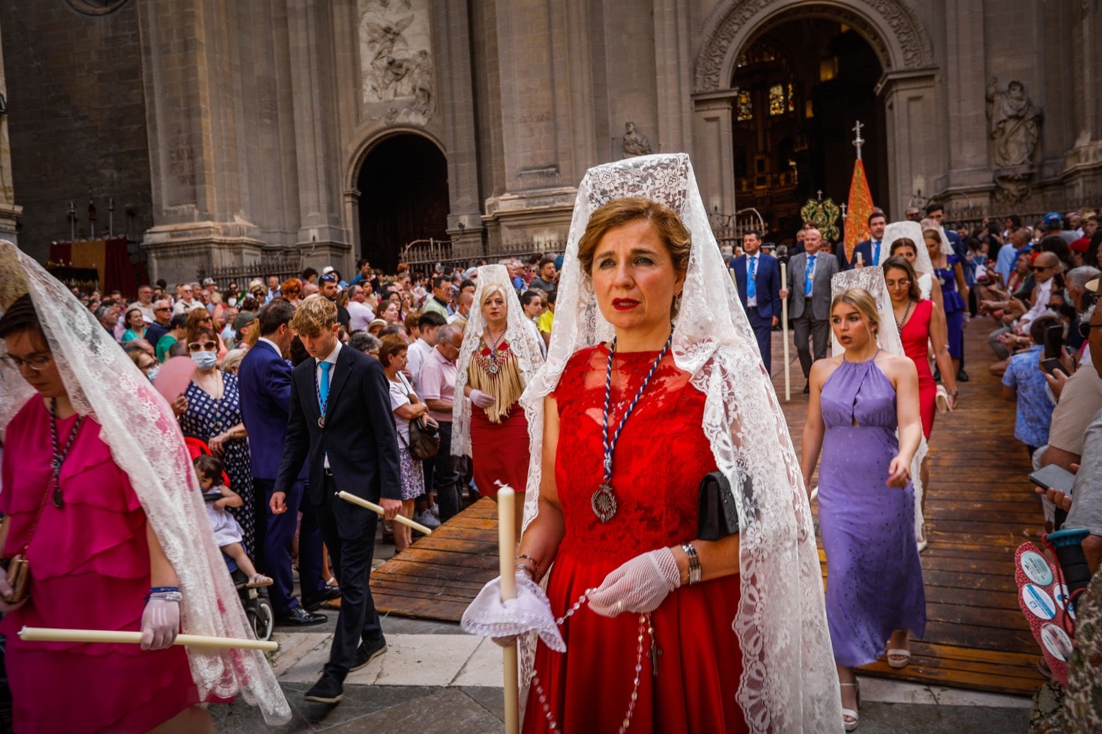 Miles de granadinos se dan cita en las calles de la capital para cumplir con una de las grandes tradiciones recuperadas