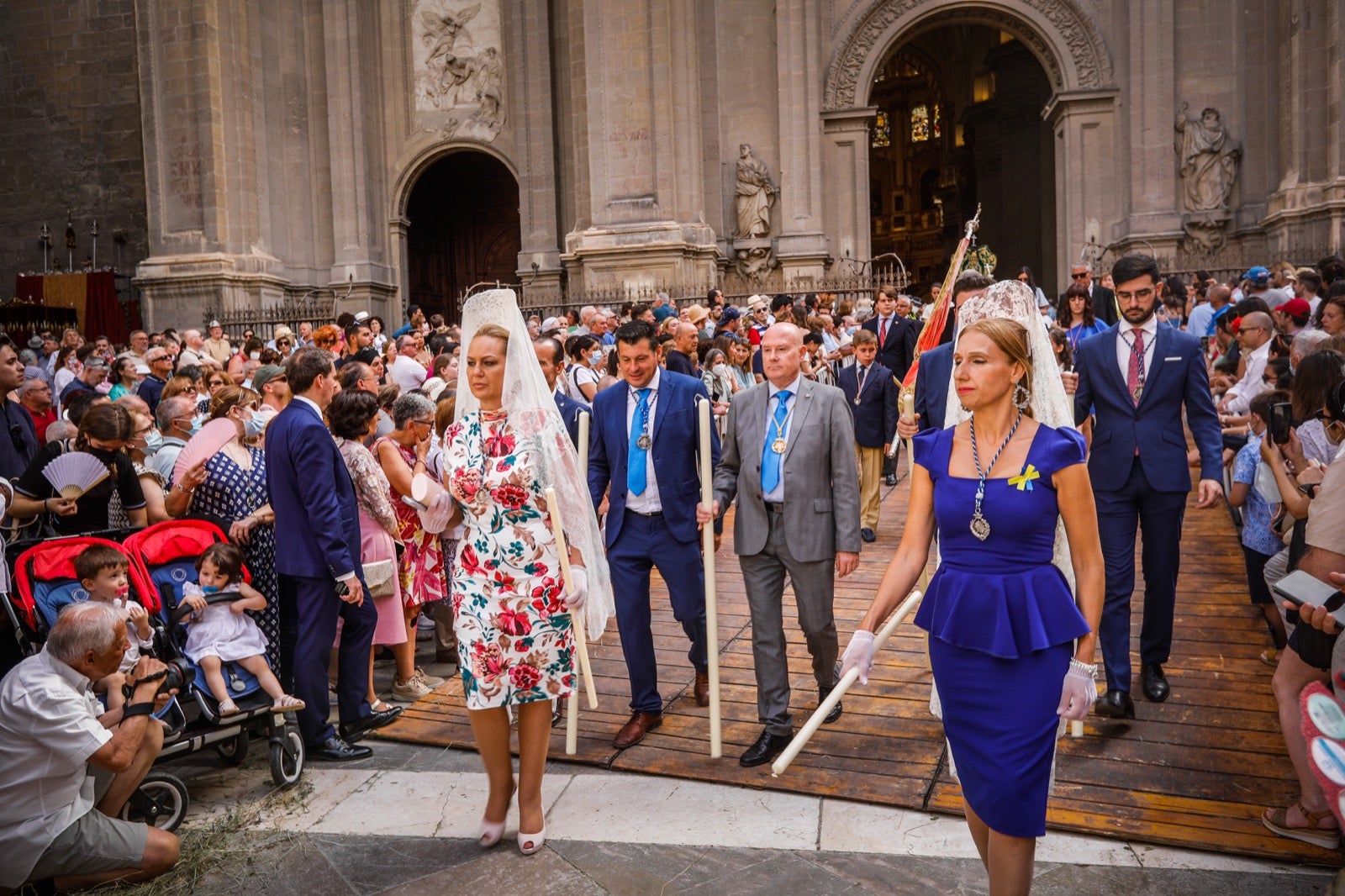 Miles de granadinos se dan cita en las calles de la capital para cumplir con una de las grandes tradiciones recuperadas