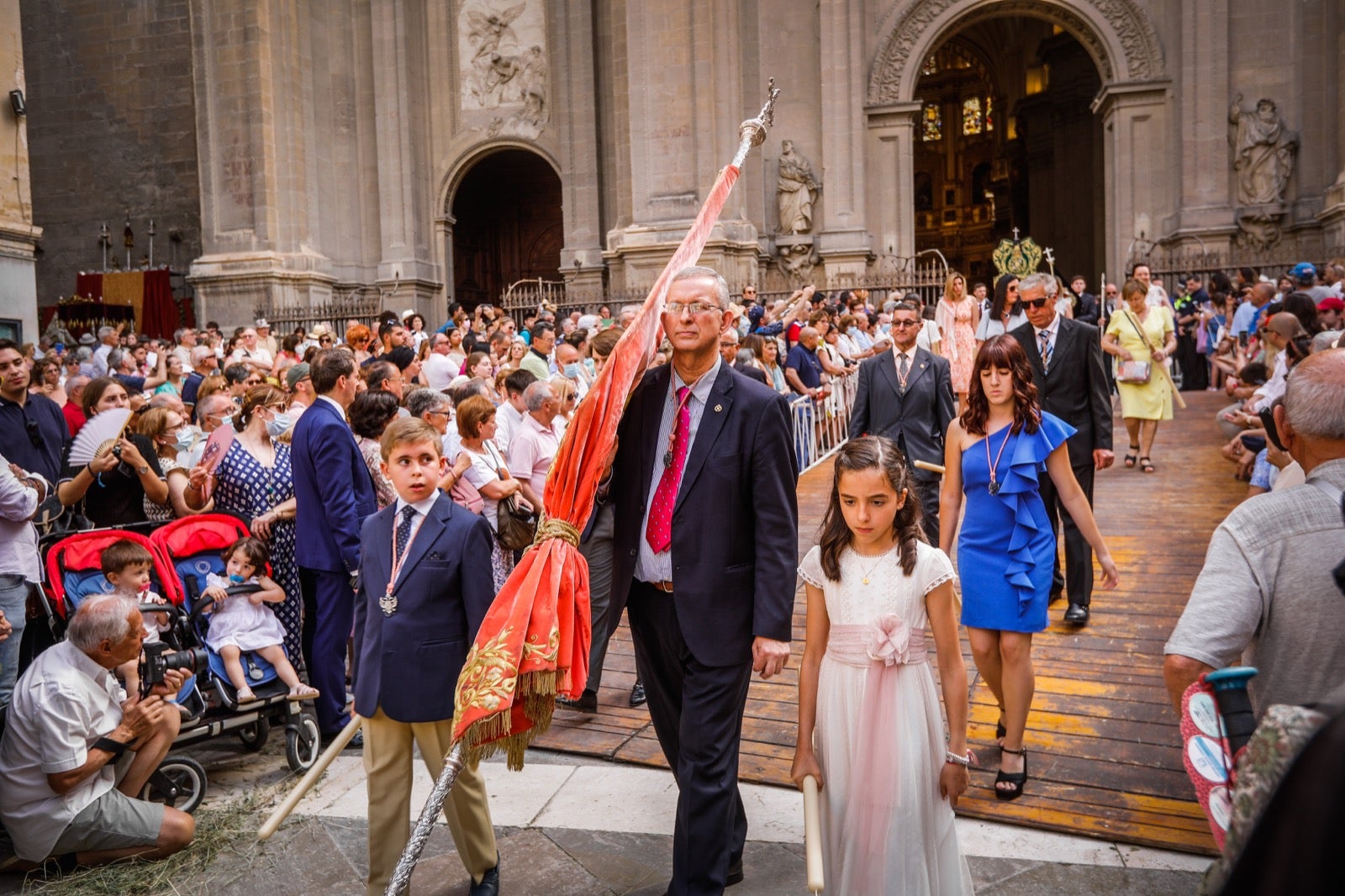 Miles de granadinos se dan cita en las calles de la capital para cumplir con una de las grandes tradiciones recuperadas