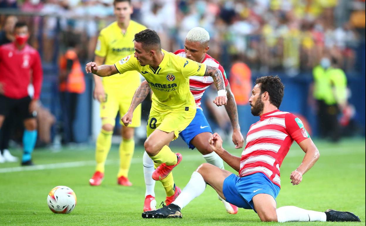 Germán Sánchez corta un balón ante un delantero del Villarreal. 