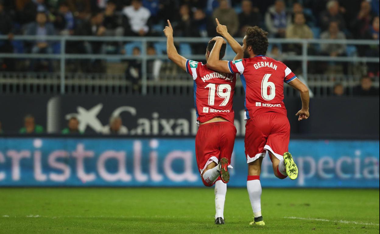 Ángel Montoro y Germán Sánchez celebran el gol del primero al Málaga en La Rosaleda en 2017, preludio del ascenso. 