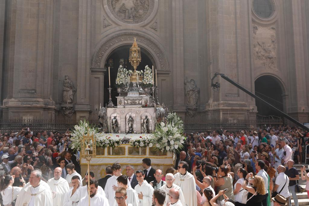 Miles de granadinos se dan cita en las calles de la capital para cumplir con una de las grandes tradiciones recuperadas