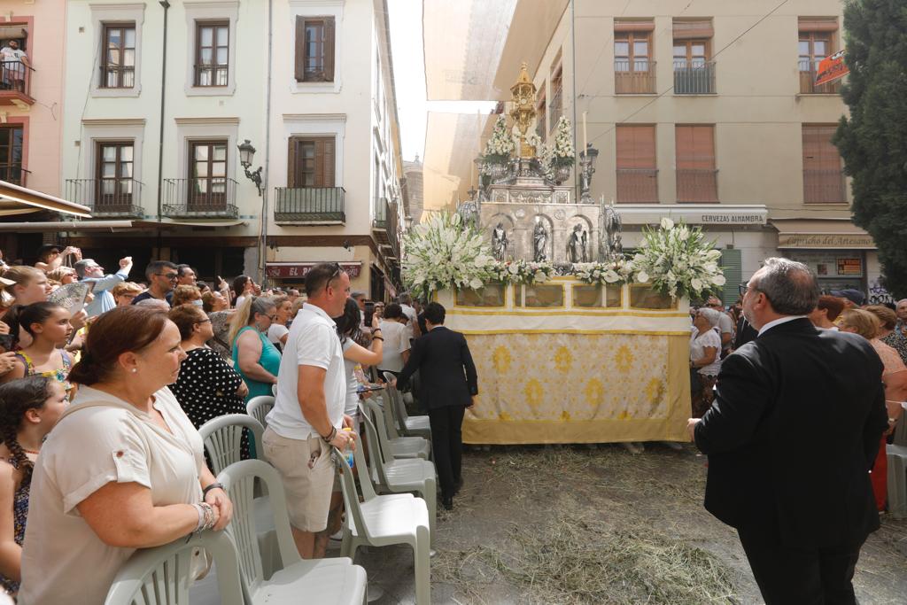 Miles de granadinos se dan cita en las calles de la capital para cumplir con una de las grandes tradiciones recuperadas