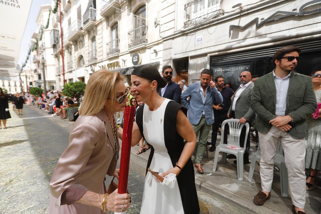 Miles de granadinos se dan cita en las calles de la capital para cumplir con una de las grandes tradiciones recuperadas