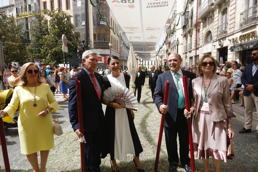 Miles de granadinos se dan cita en las calles de la capital para cumplir con una de las grandes tradiciones recuperadas