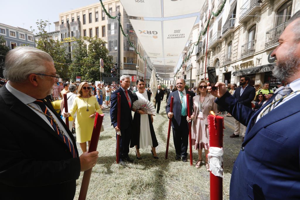 Miles de granadinos se dan cita en las calles de la capital para cumplir con una de las grandes tradiciones recuperadas