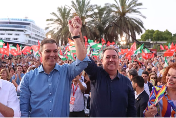 Pedro Sánchez y Juan Espadas en el mitin cierre de campaña del PSOE celebrado esta noche en Sevilla.