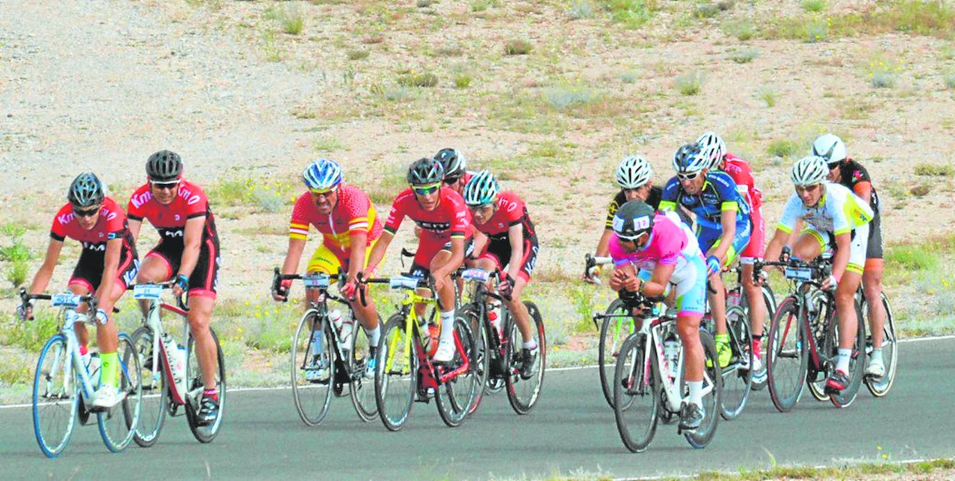 Los participantes corrieron en grupo los primeros kilómetros en el Circuito de Tabernas. 