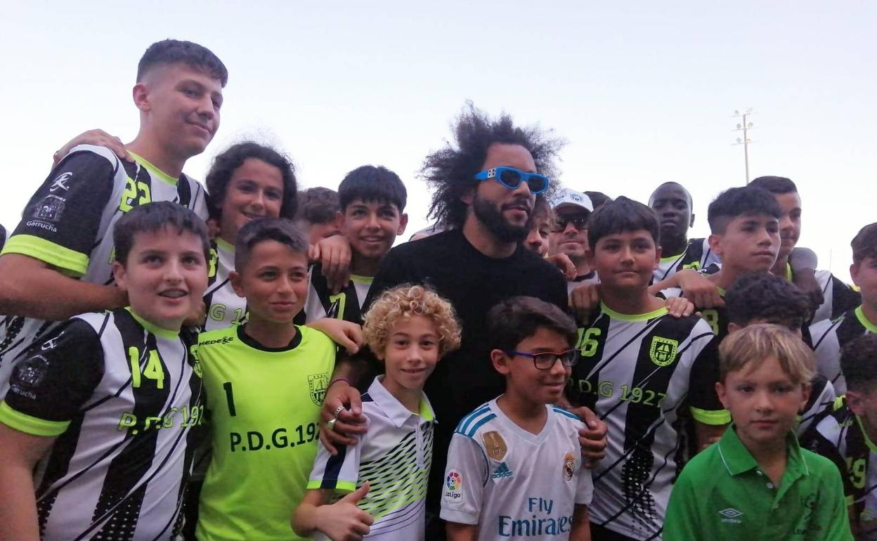 Marcelo Vieira junto a los jugadores del infantil la Peña Deportiva Garrucha.