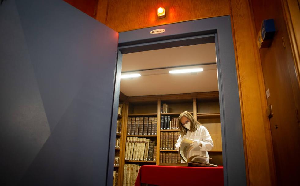 Inés del Álamo, en el interior de la cámara acorazada donde se guardan los documentos más antiguos de la Universidad de Granada. 