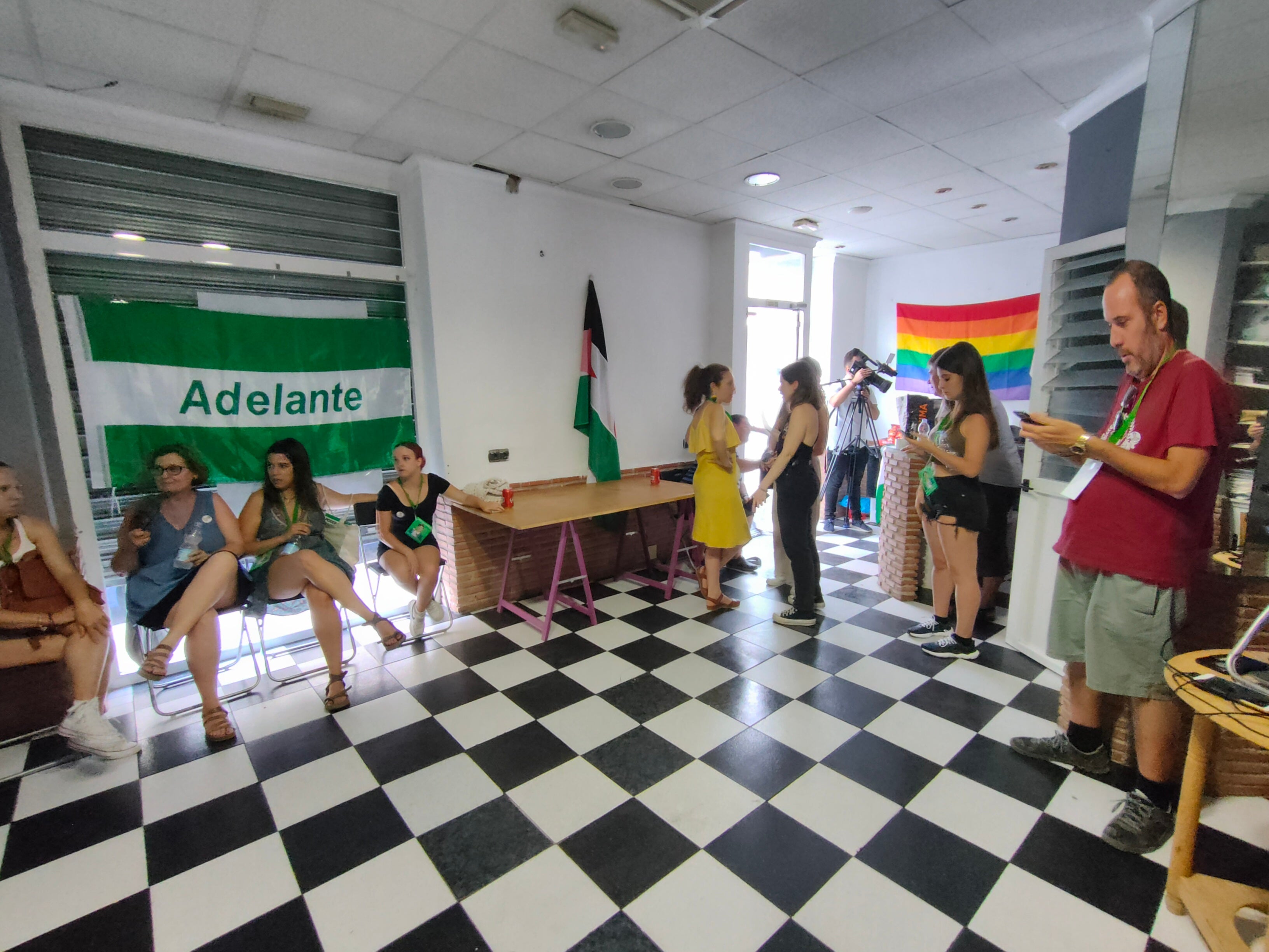 Votación en las mesas electorales de Granada.