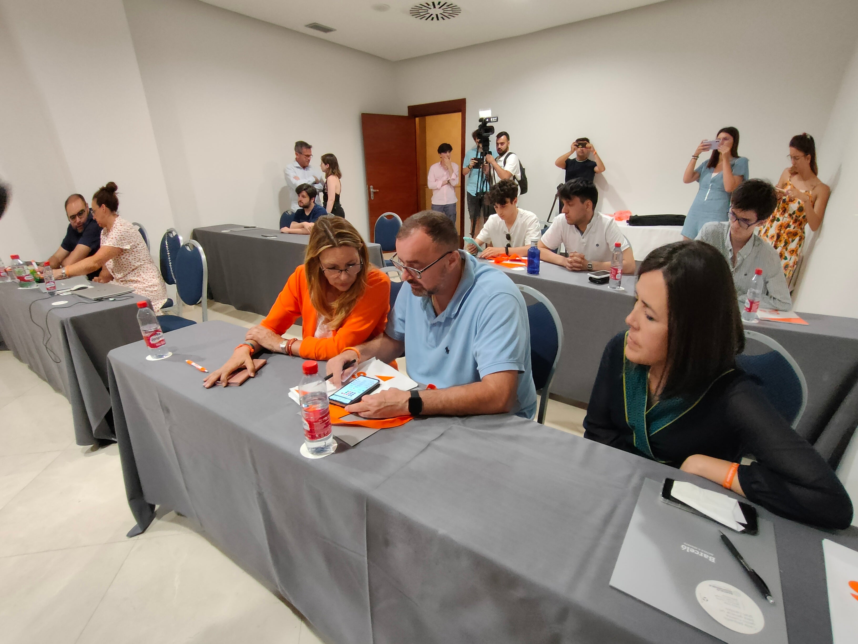 Votación en las mesas electorales de Granada.