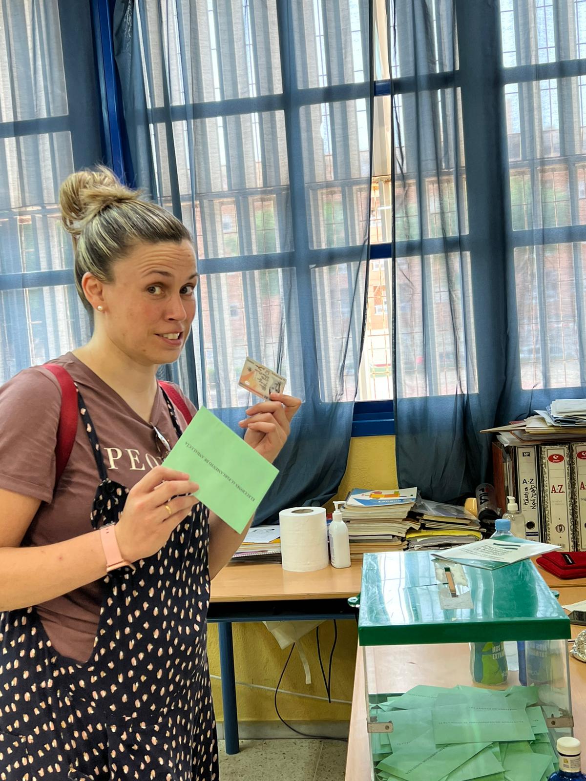 Fotos: Almería vota en plena ola de calor