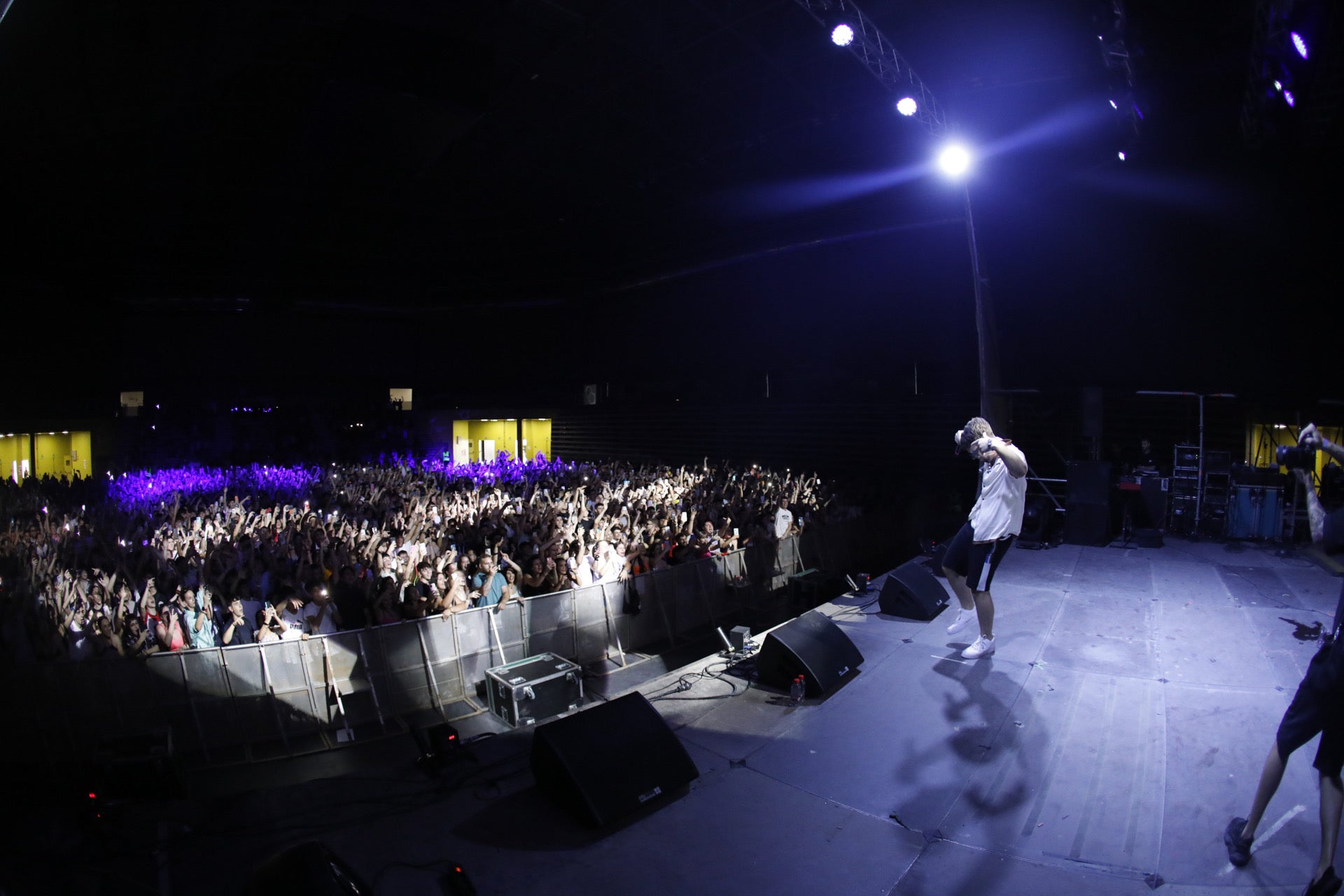 Imagen secundaria 1 - Colas antes de que se abriesen las puertas y algunos momentos del concierto. 