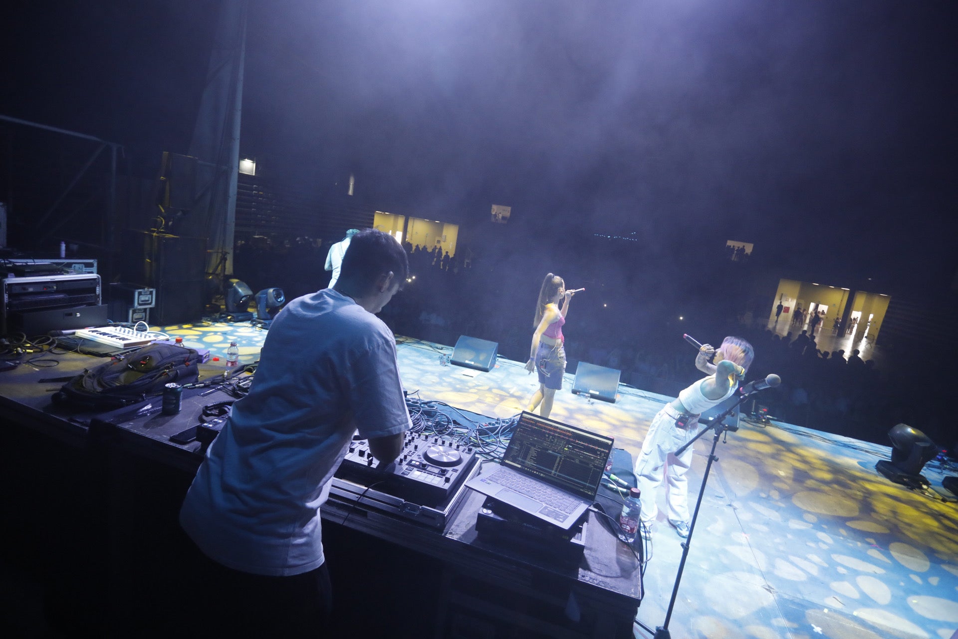 Imagen secundaria 1 - Algunos momentos del concierto con los artistas que acompañaron a Bizarrap. 