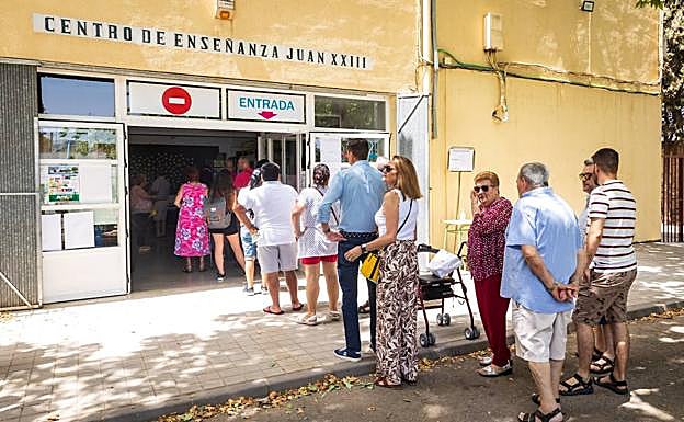 Colas para votar en el Instituto Juan XXIII del Zaidín.