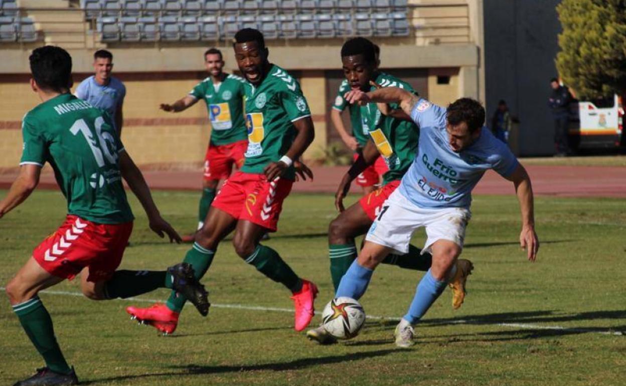 Óscar García, controlando el balón, una de las renovaciones para el próximo campeonato. 