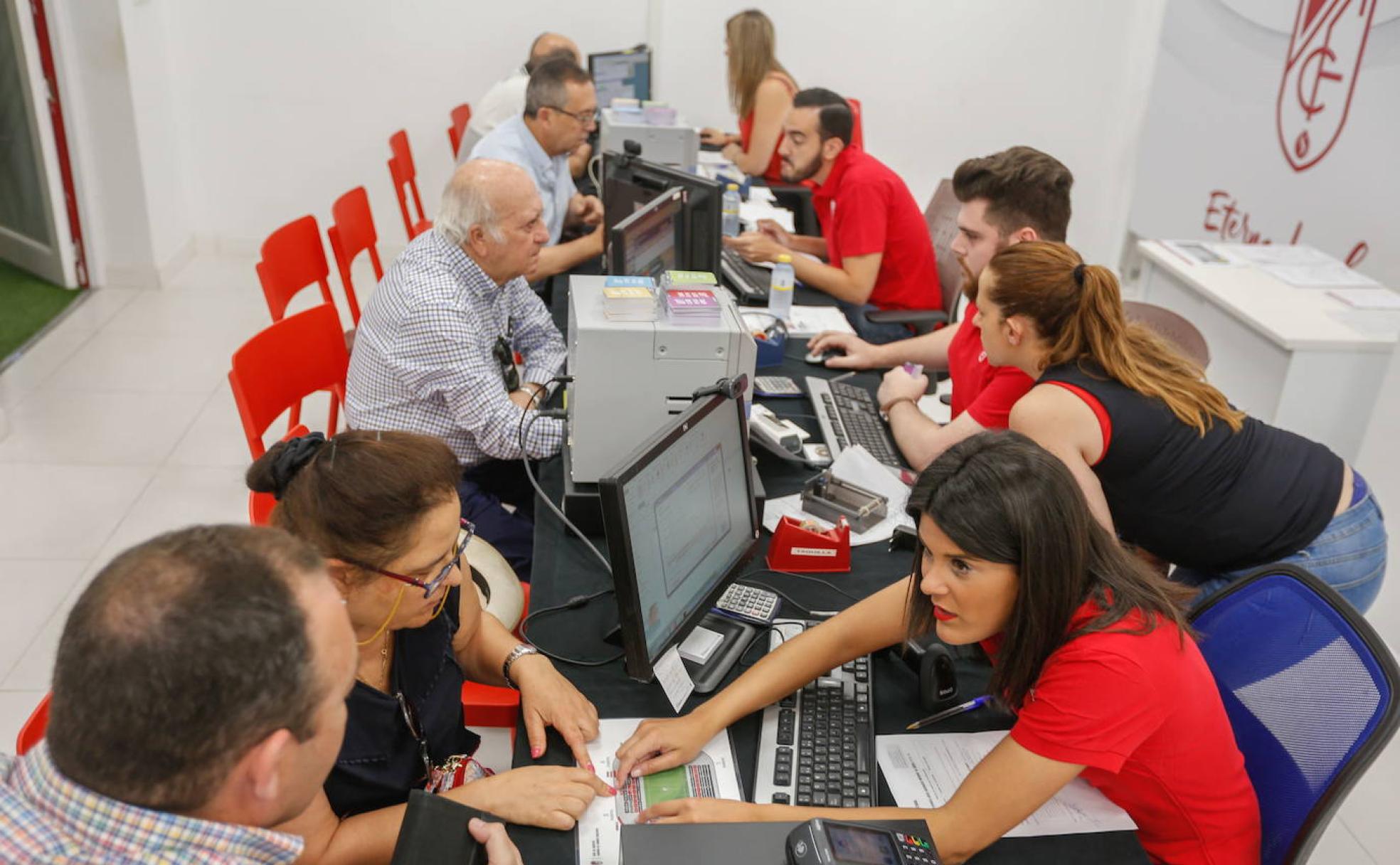Operarios de la entidad nazarí gestionan los abonos de los seguidores nazaríes en las oficinas de Los Cármenes en la temporada 2018/19.