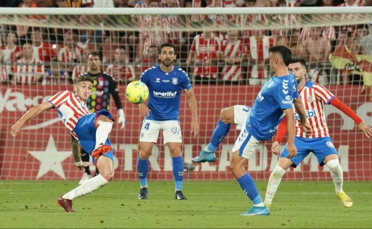 Balón dividido en la ida entre Girona y Tenerife en Montilivi siete días atrás. 