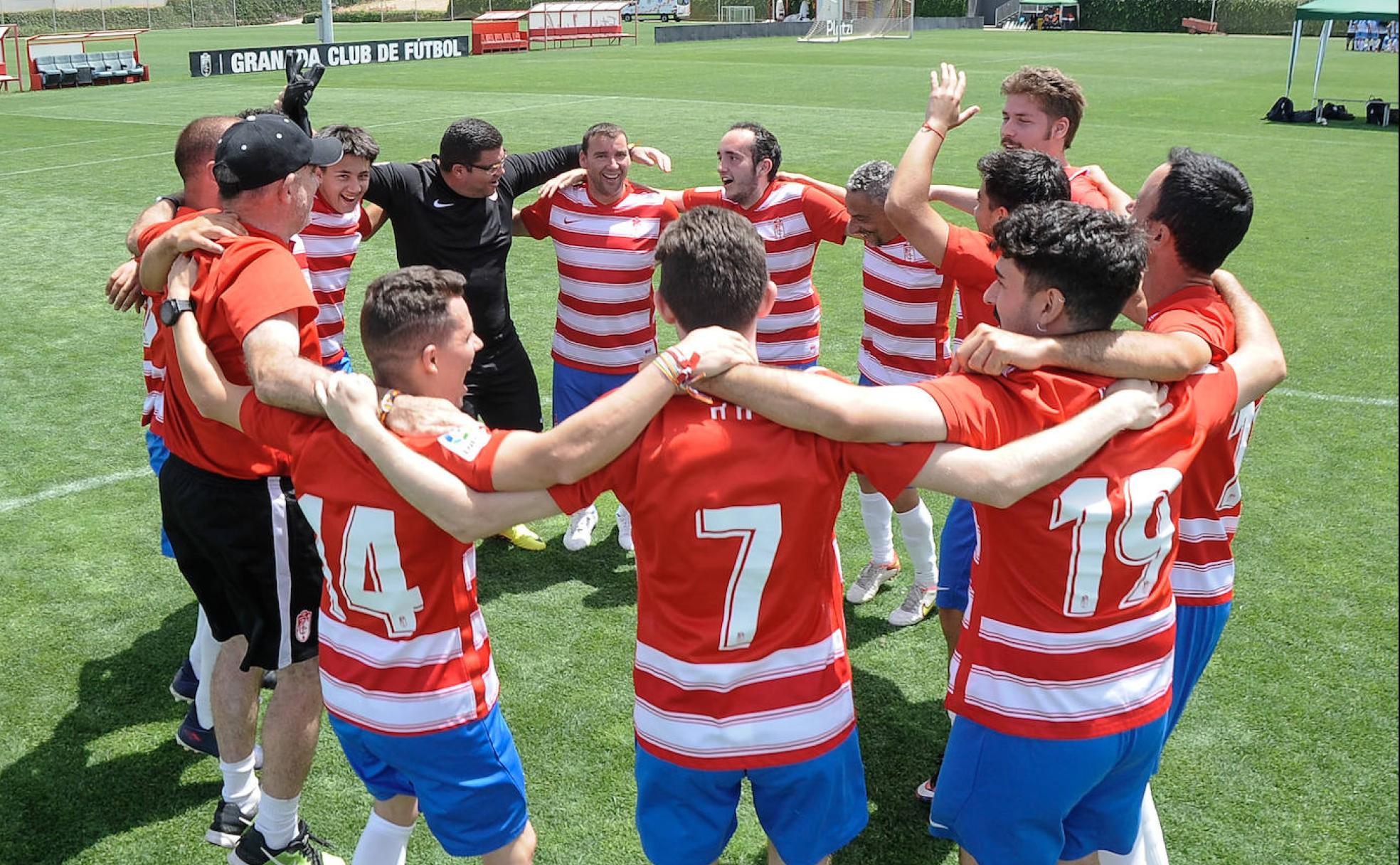 Los jugadores del equipo masculino del Granada Genuine celebran su participación en la I Liga Inclusiva granadina. 