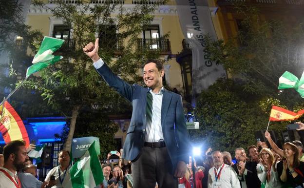 Juanma Moreno festeja los resultados electorales del PP. 