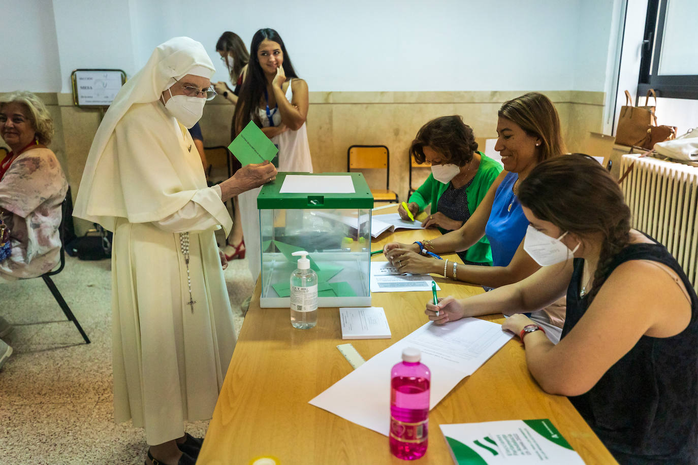 Votación en las mesas electorales de Granada.