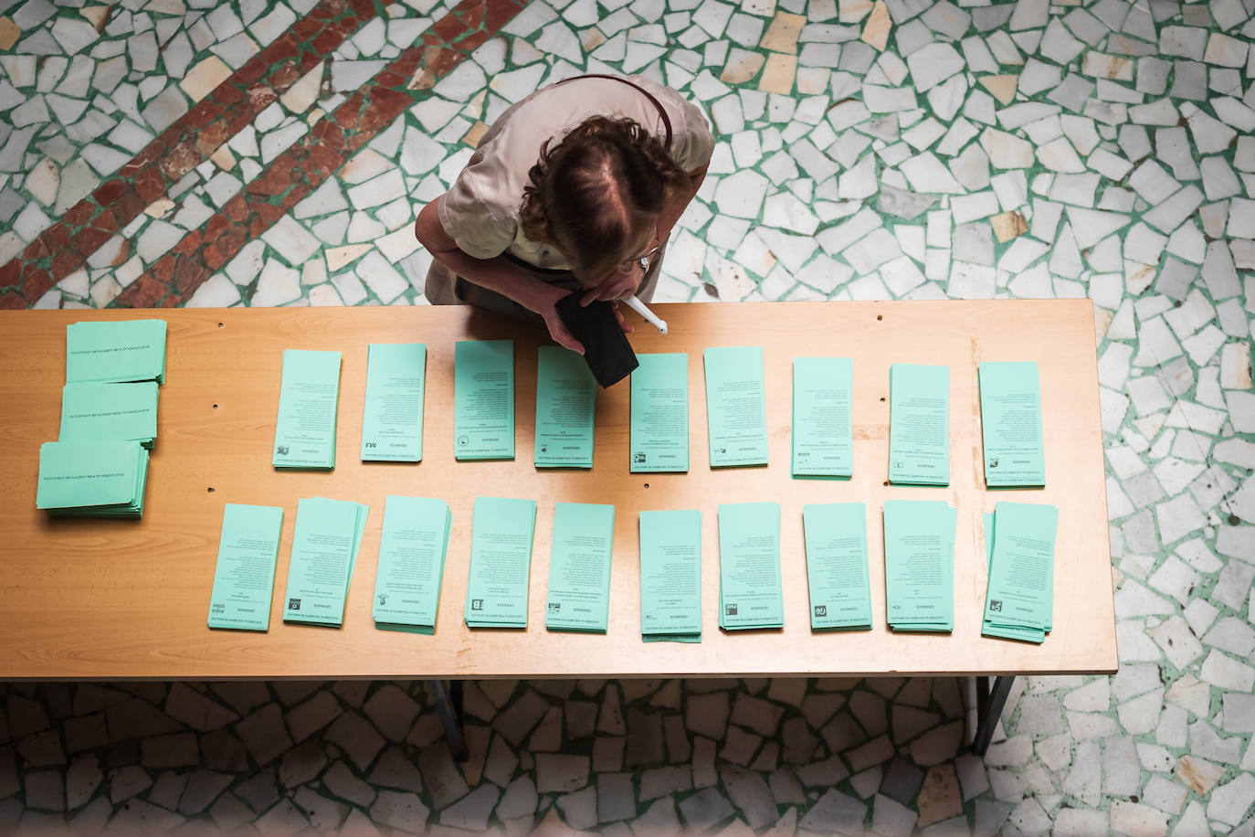 Votación en las mesas electorales de Granada.