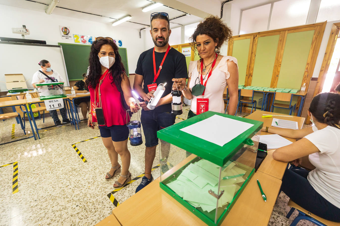 Votación en las mesas electorales de Granada.