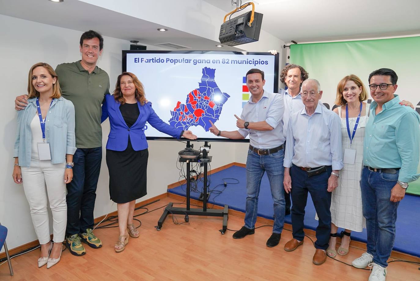 Sánchez, Alonso, Crespo, García, Venzal, Amat, Ibáñez y Guzmán, celebran la victoria del PP en Almería. 