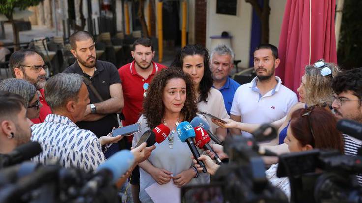 Inmaculada Nieto y Mamen Barranco, detrás, durante una visita de la candidata a Jaén. 