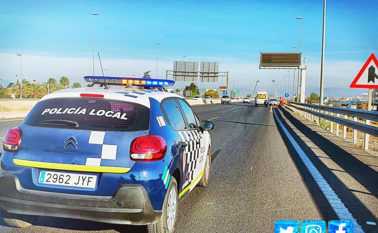 Un vehículo de la Policía Local de Granada, en el lugar del trágico siniestro.. 