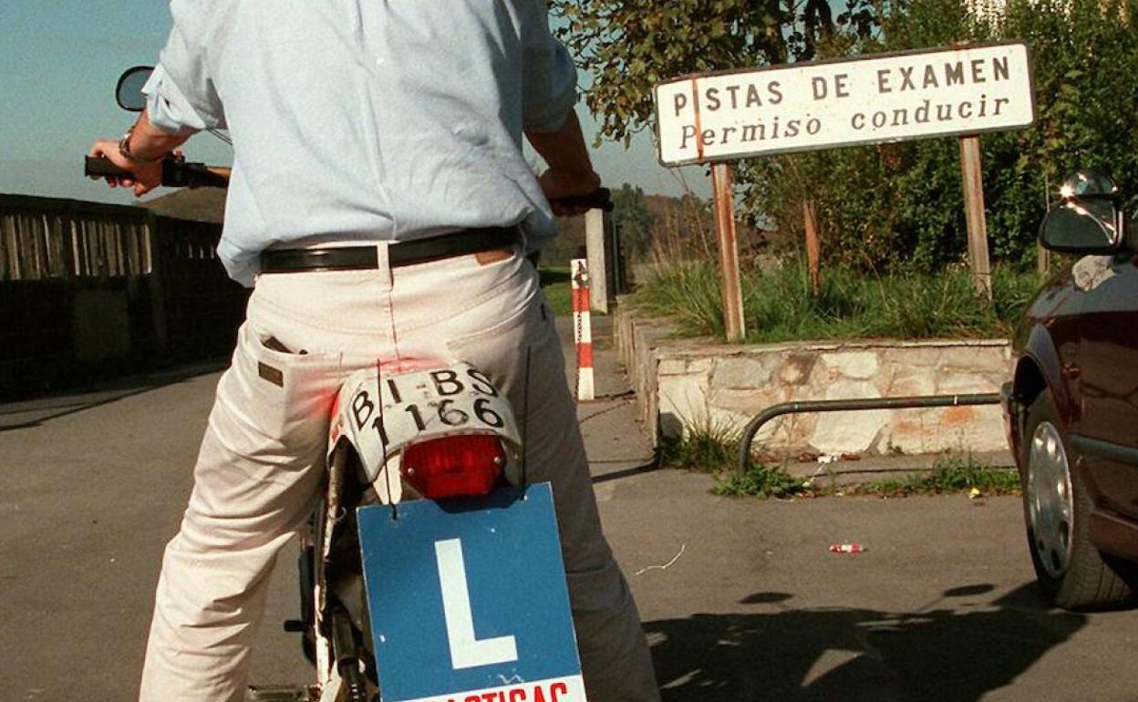 Foto de archivo de un alumno que se dirige a una pista de examen en otra provincia española. 