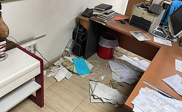 Papeles revueltos en uno de los negocios afectados. 