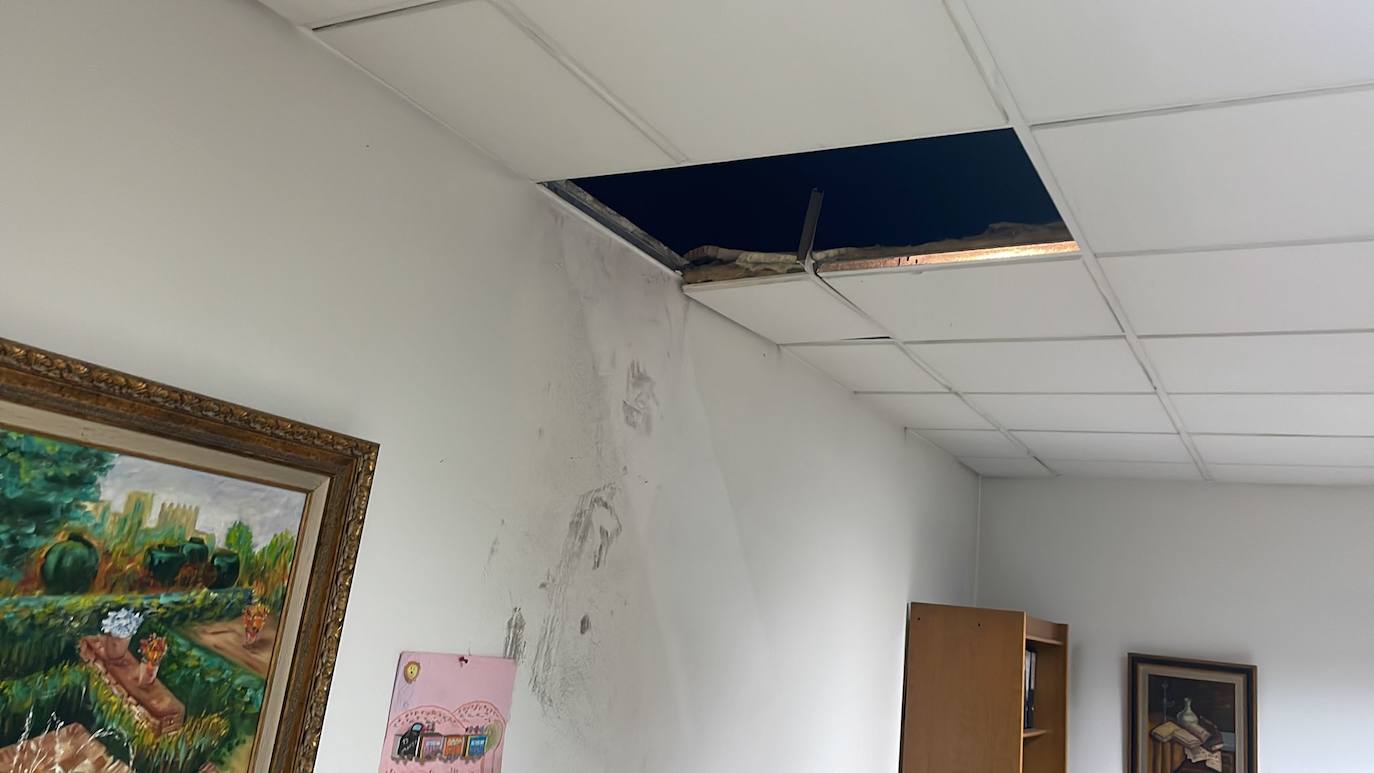 Así se han encontrado uno de los techos de las naves que han sufrido los robos en el Polígono Juncaril. 