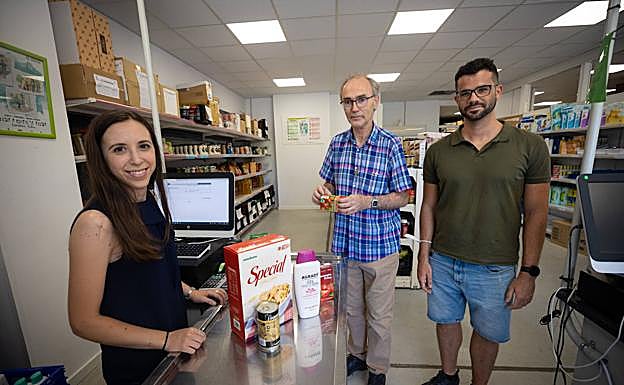 Rocío y Álvaro, trabajadores del Economato de Alfa Almanjáyar con Juan Carlos (centro), el párroco de San José Obrero.