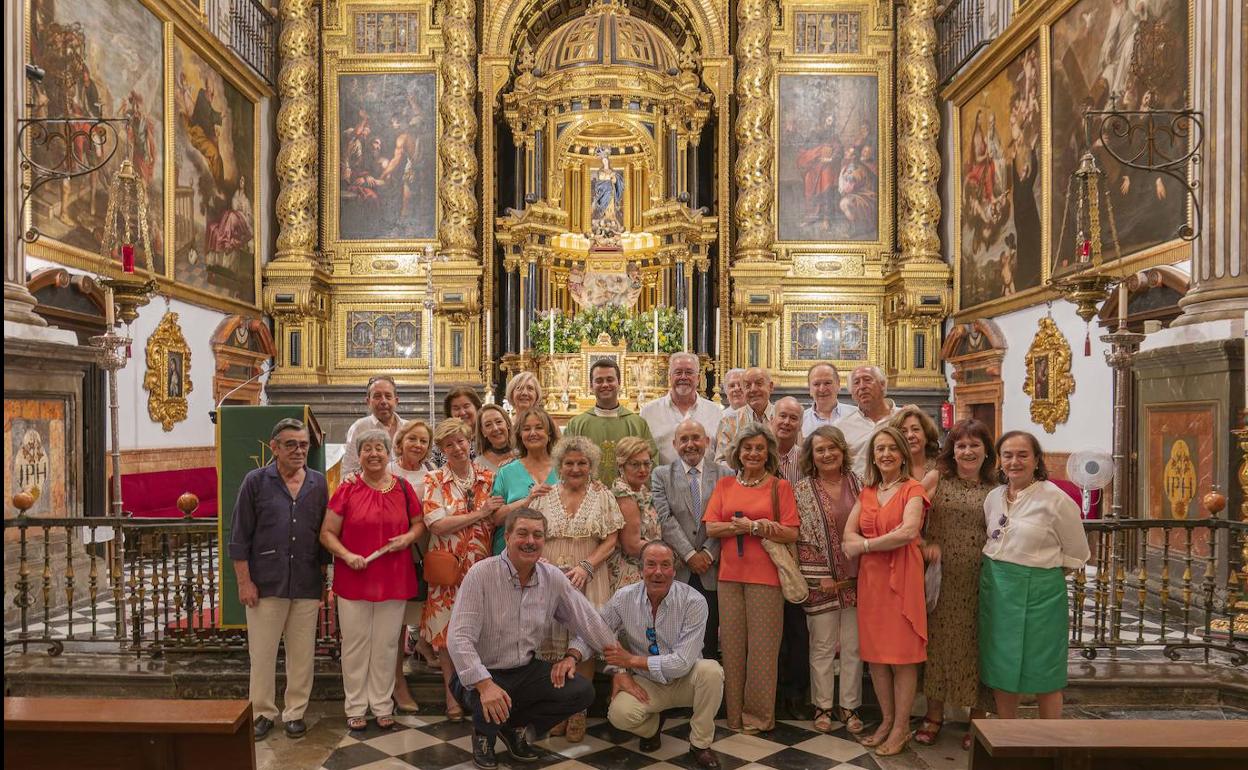 Foto de los asistentes al aniversario, tras la celebración religiosa. 