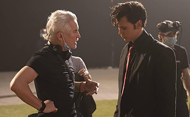 Baz Luhrmann da instrucciones a Austin Butler en el rodaje de 'Elvis'.