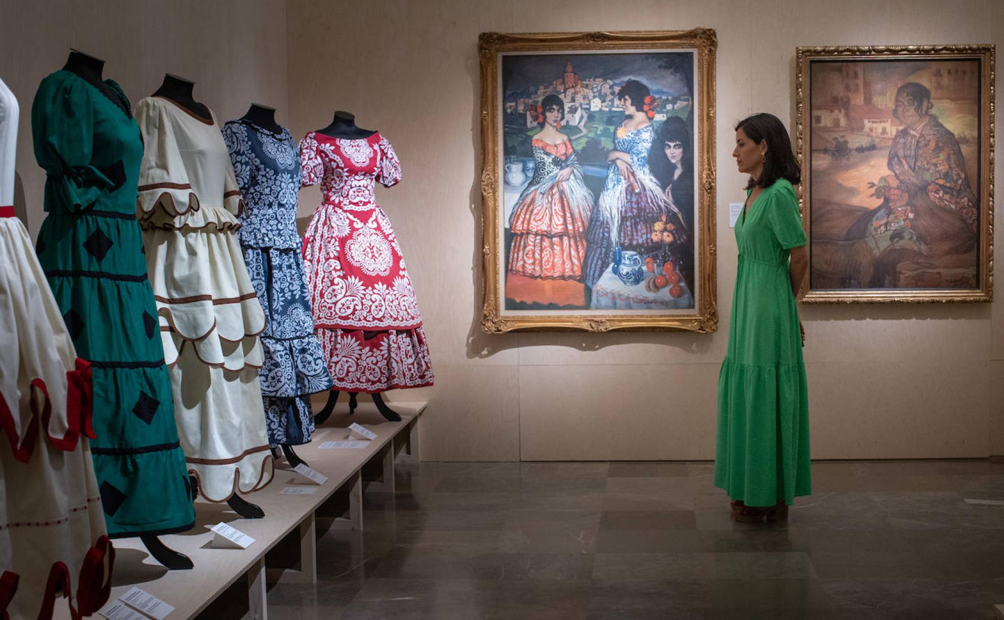 Visitante observa las recreaciones de los trajes realizados por el alumnado de la Escuela de Arte José Val del Omar. 