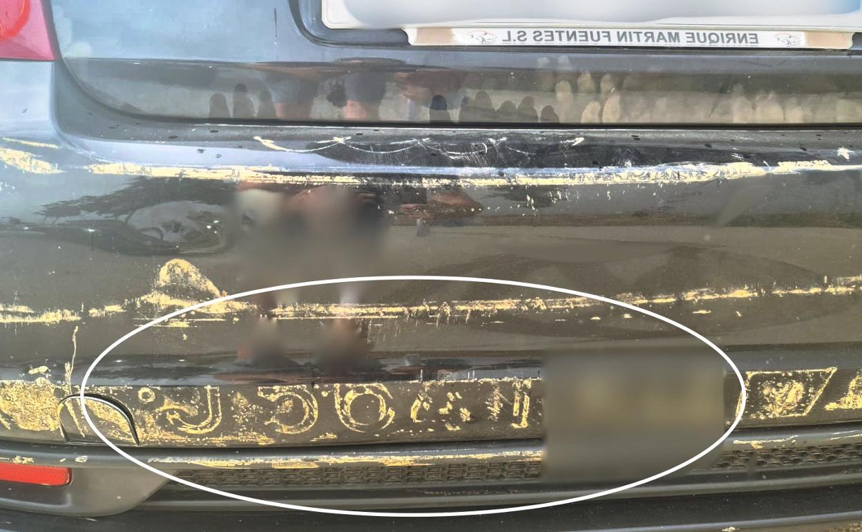 La matrícula del coche fugado marcada en el paragolpes del otro vehículo.