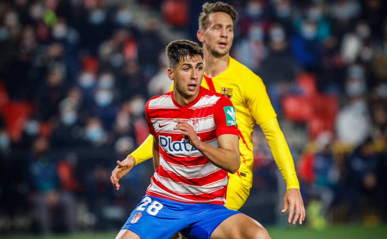 Torrente marca de cerca al culé Luuk De Jong. 