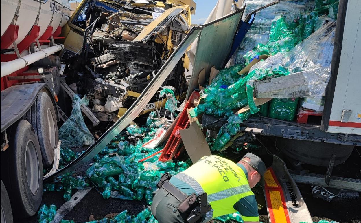 Imagen del accidente de los camiones en la A-44. 
