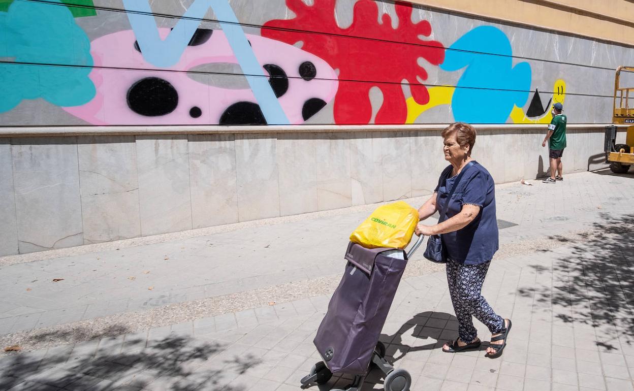 Diego Balazs desarrolla su grafiti a espaldas del Teatro José Tamayo