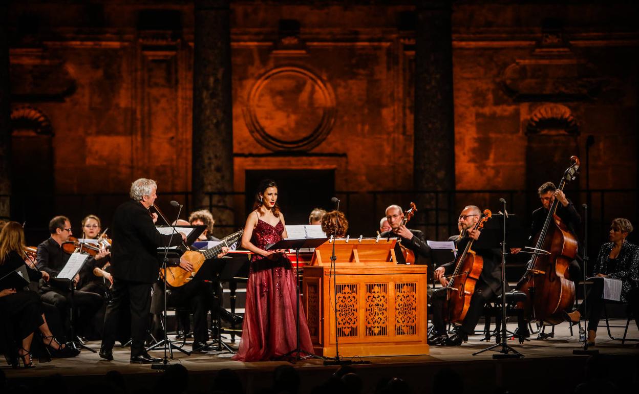 Fabio Biondi (de pie), junto a la soprano Marie Lys anoche en el Palacio de Carlos V. 