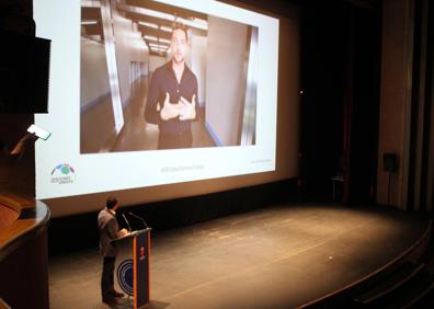 Imagen secundaria 1 - Las aficiones, protanistas en un evento que tuvo mensaje de David Bisbal y presentado por Juanjo García. 