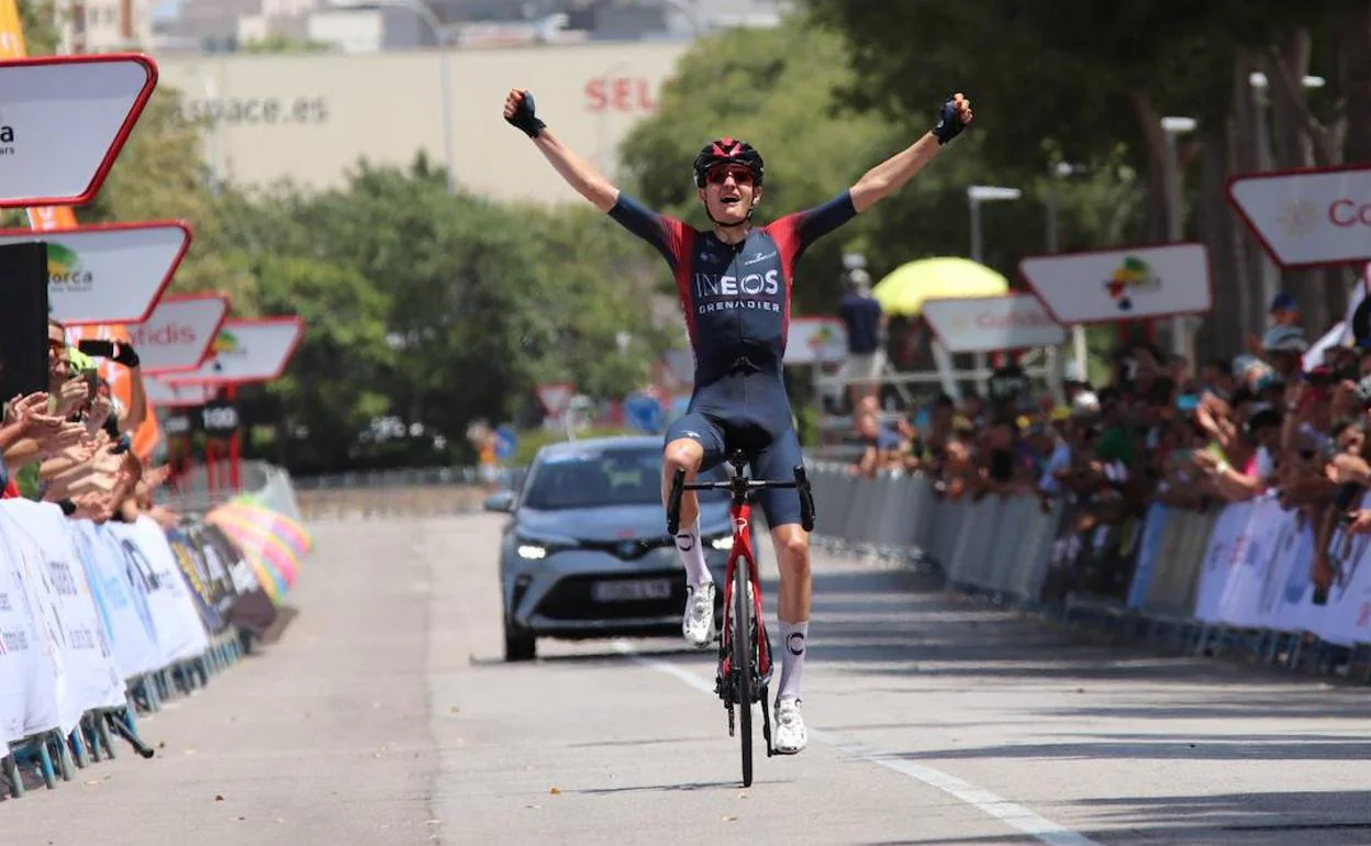 Carlos Rodríguez entra triunfador a meta en Palma de Mallorca. 