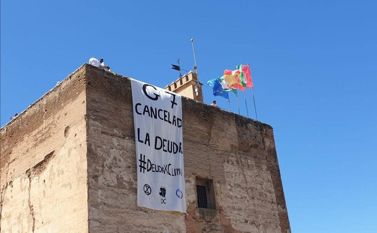 Pancarta en la Alhambra.