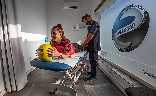 La capitana del Arenas de Armilla, en una sesión de fisioterapia.