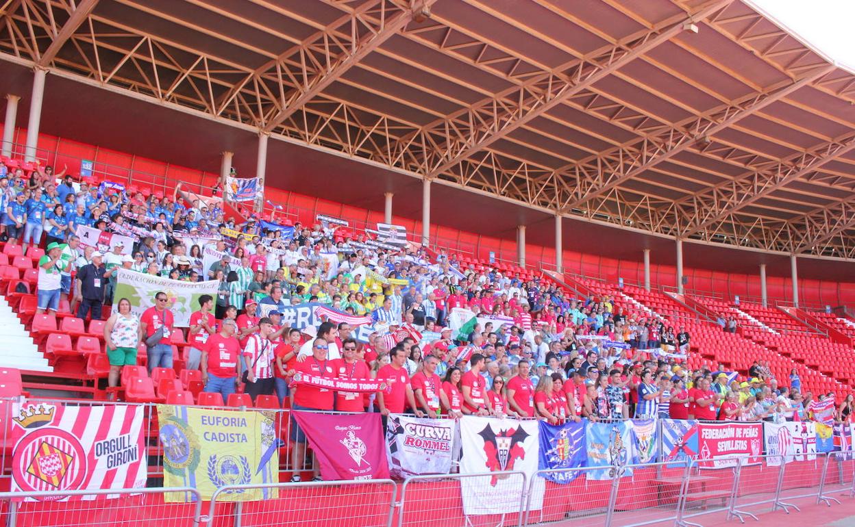 Los peñistas que 'aguantaron' hasta el último día visitaron el Juegos Mediterráneos para la foto oficial.