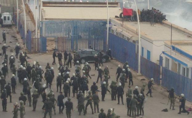 Salto de cientos de emigrantes subsaharianos a las vallas fronterizas de Melilla.