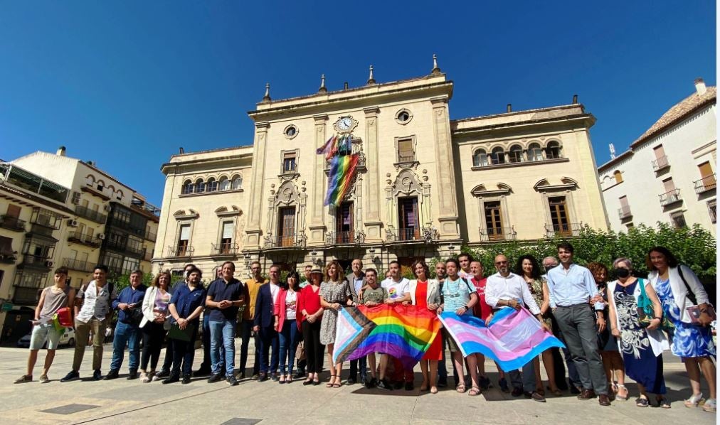 Foto de familia en el plaza del Ayuntamiento tras el acto en el salón de plenos por el día del Orgullo LGTBIQA.